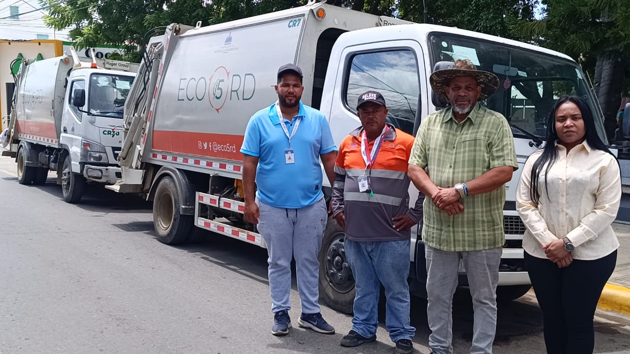 Llegan refuerzos a Dajabón para enfrentar crisis por falta de camiones recolectores tras petición y gestión del alcalde Santiago Riveron.